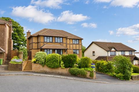 4 bed property, in Foxley House, £600,000