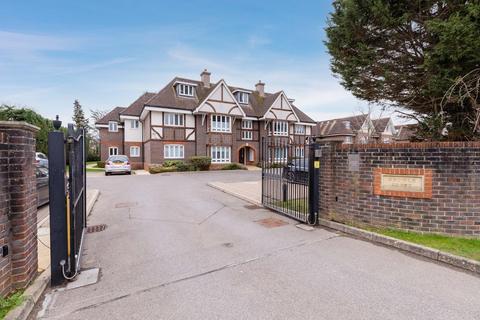 2 bed property, in Shoppenhangers Road, £375,000