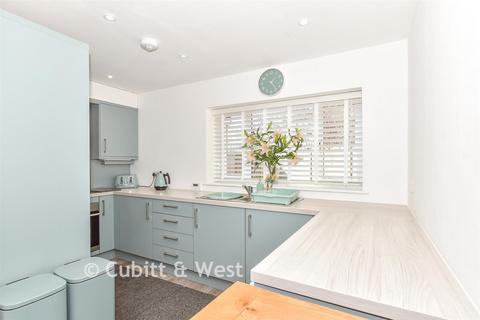 2 bed property, in Sherfield Avenue, £315,000