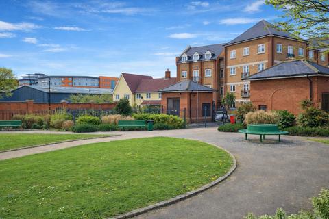1 bed property, in Albany Gardens, £100,000