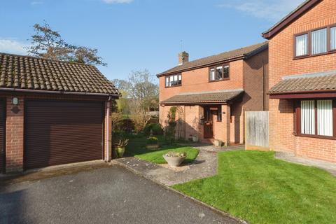 3 bed property, in Great Mead, £425,000