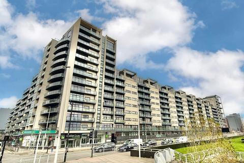 2 bed property, in Lancefield Quay, £230,000