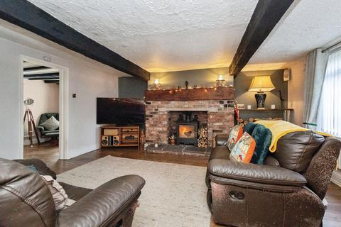 3 bed property, in Newmarket Road, £240,000