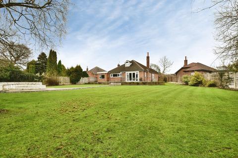 4 bed property, in Glandon Drive, £800,000