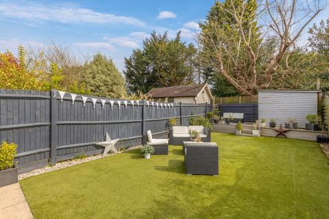 4 bed property, in Manor Road, £695,000