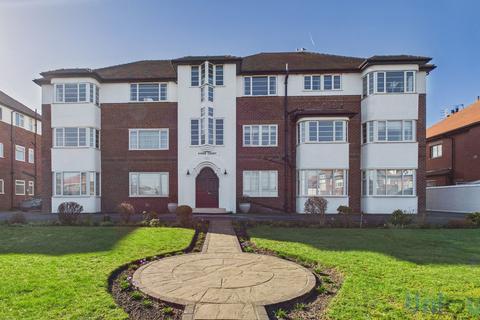 2 bed property, in Kings Court, £179,950