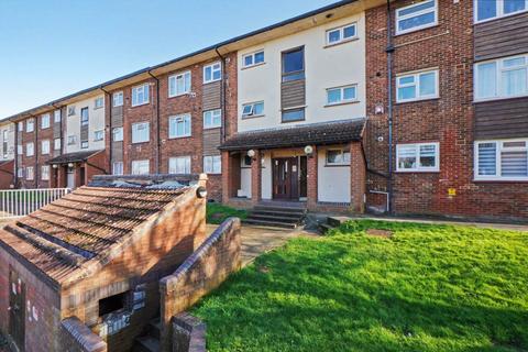 2 bed property, in Sunderland Close, £170,000