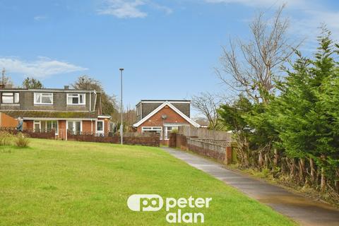 4 bed property, in Salisbury Close, £250,000