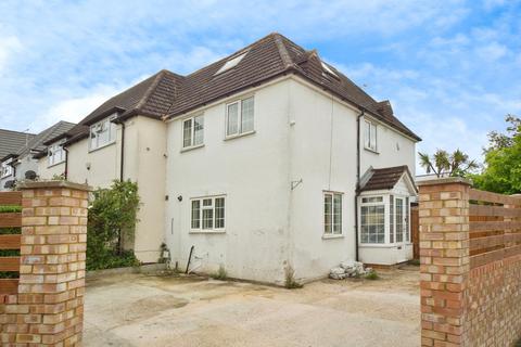 4 bed property, in Crescent Way, £640,000