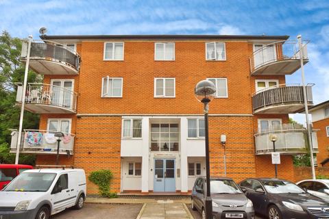 1 bed property, in Pageant Avenue, £190,000