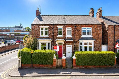 3 bed property, in Romanby Road, £265,000