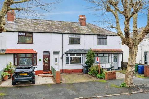 2 bed property, in Shaws Avenue, £160,000