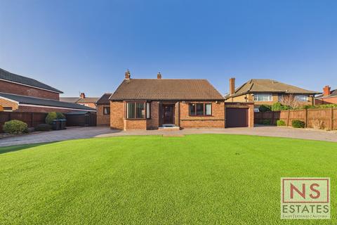 2 bed property, in Green Lane, £275,000