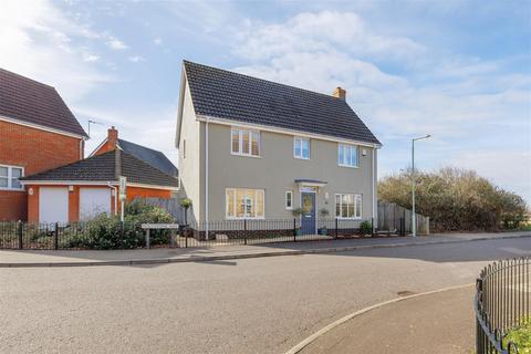 4 bed property, in Holystone Way, £415,000