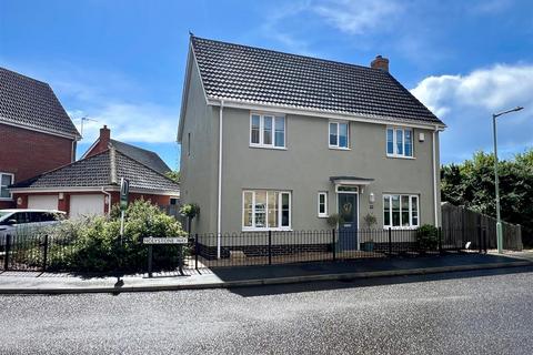 4 bed property, in Holystone Way, £415,000