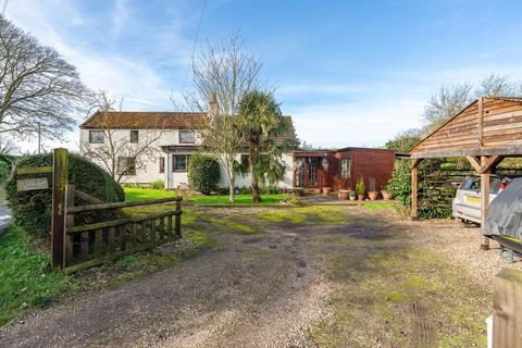 2 bed property, in The Heath, £300,000