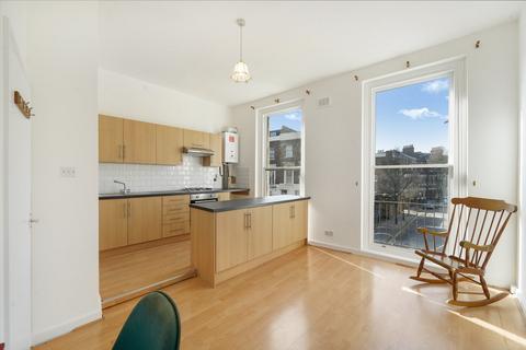 1 bed property, in Great Western Road, £325,000