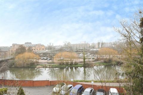 2 bed property, in Baddow Road, £325,000