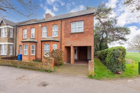 3 bed property, in Maidenhead Road, £775,000