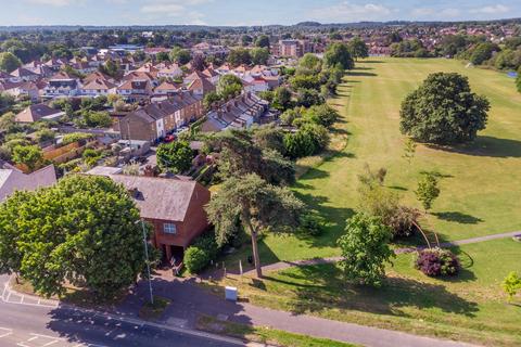 3 bed property, in Maidenhead Road, £735,000