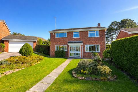 4 bed property, in Carisbrooke Close, £649,950
