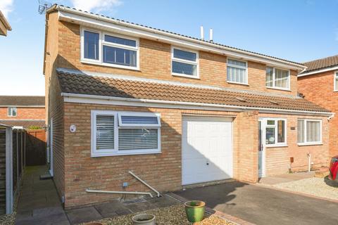 3 bed property, in Willowcroft Close, £260,000