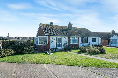 2 bed property, in Hawth Crescent, £315,000