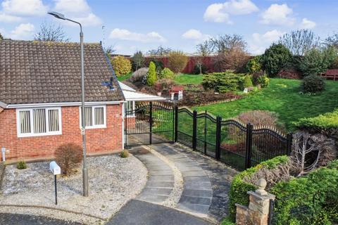 2 bed property, in High Croft Close, £210,000