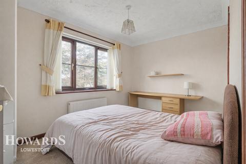 2 bed property, in Swift Close, £180,000
