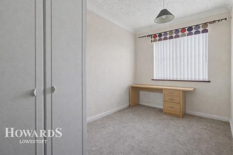 2 bed property, in Swift Close, £180,000