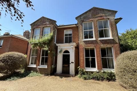 5 bed property, in Quebec Road, £650,000