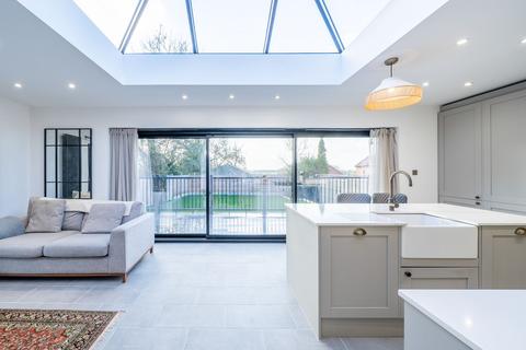 3 bed property, in Main Street, £450,000