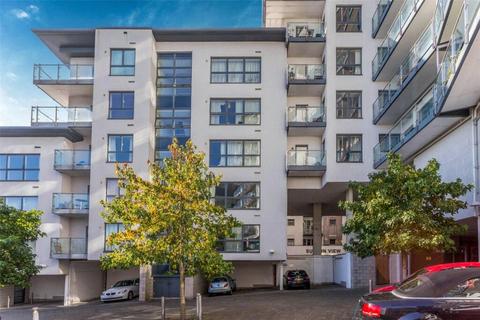 2 bed property, in Moon Street, £140,000