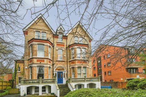 2 bed property, in Linnet Lane, £200,000