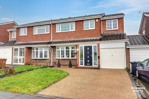 4 bed property, in Hillview, £395,000