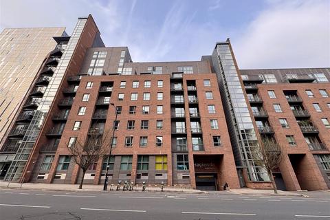 1 bed property, in Whitworth Street West, £125,000