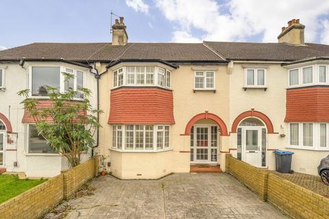 3 bed property, in The Chase, £695,000