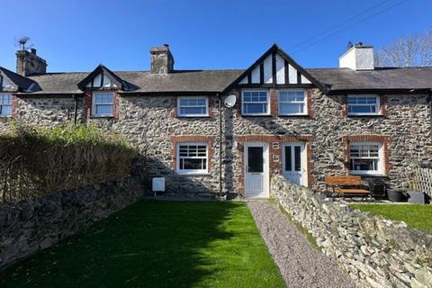 2 bed property, in Cefn Capel, £177,000