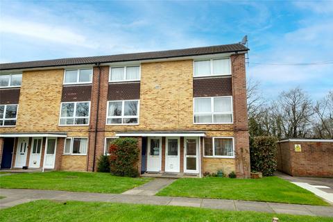 2 bed property, in Inglewood Court, £215,000