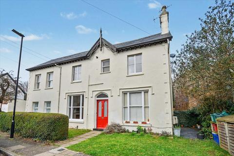 1 bed property, in Woodlands Road, £365,000