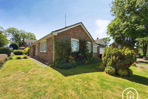 3 bed property, in Sandgate Court, £425,000
