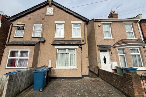 2 bed property, in Graham Road, £475,000
