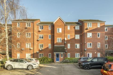 2 bed property, in Harlinger Street, £250,000