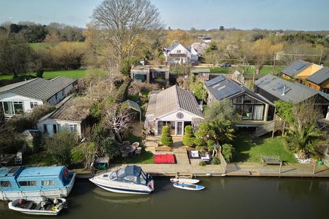 4 bed property, in Wheatleys Eyot, £900,000