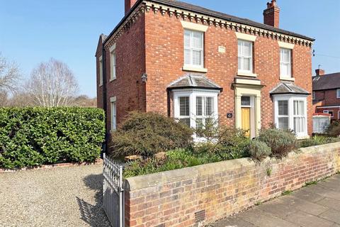 4 bed property, in Brook Street, £699,000