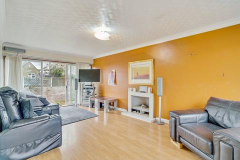 3 bed property, in Oak Way, £525,000