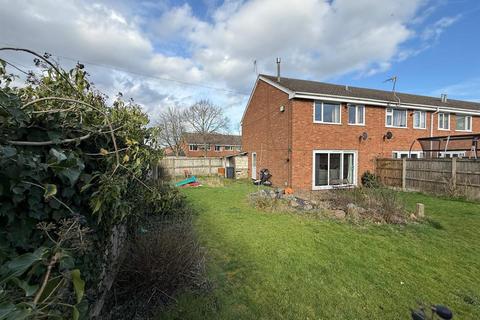 3 bed property, in Kitwell Lane, £240,000