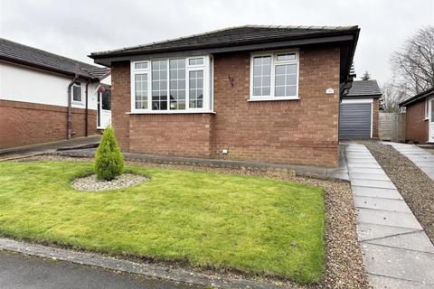 2 bed property, in Woodlands Drive, £260,000