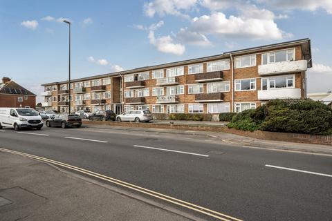 2 bed property, in Brighton Road, £210,000