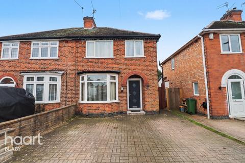 3 bed property, in Oakleigh Avenue, £275,000